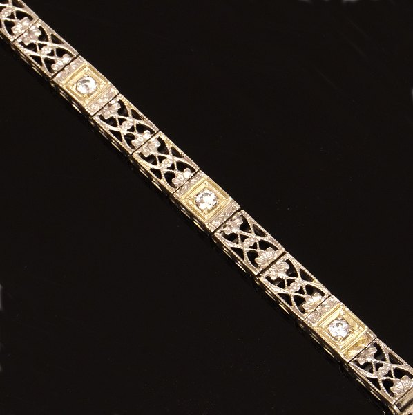 14kt Weissgold Armband mit drei Diamanten von etwa 0,25ct insgesamt. L: 18,5cm. 
B: 4,5mm