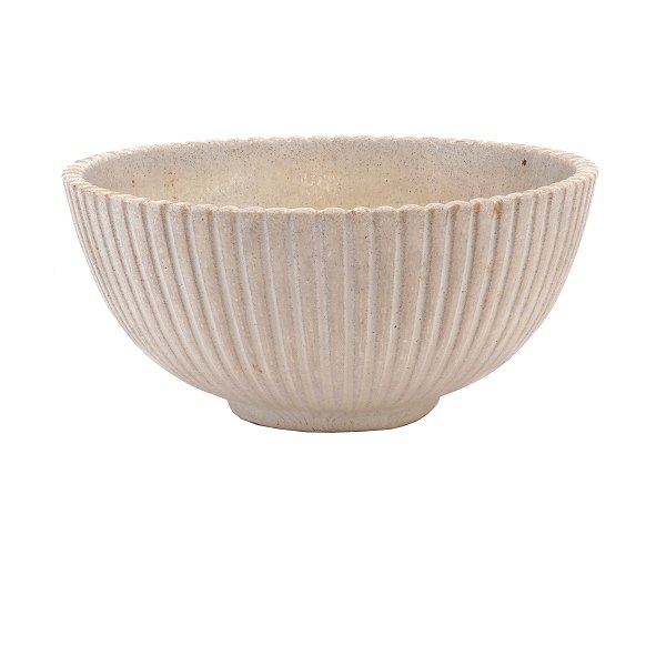 Arne Bang, Denmark, stoneware bowl 123. H: 8cm. D: 19cm