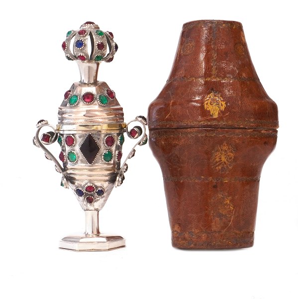 Dänische Riechdose aus Silber vom Meister Jürgen David Fischer, Nordborg, 1845-77, mit 77 Glassteinen. Datiert 1861. H: 13,2cm