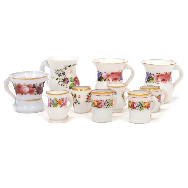 Sammlung von zehn emailledekorierten Opalinengläsern um 1860-80. H: 4,5-8,5cm