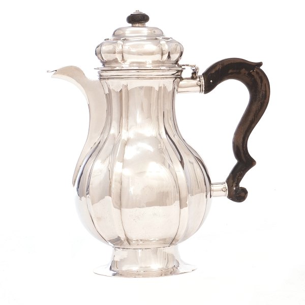 Regence Kaffeekanne aus Silber von Rasmus Pedersen, Kopenhagen, 1759-87. H: 24,5cm. G: 656gr