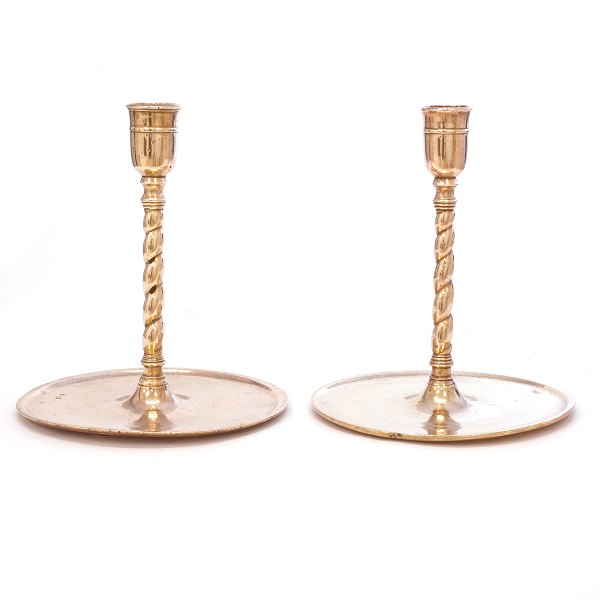 Ein Paar große russische Kirchenleuchter aus Messing um 1750. H: 26cm Fußdurchmesser: 24 cm