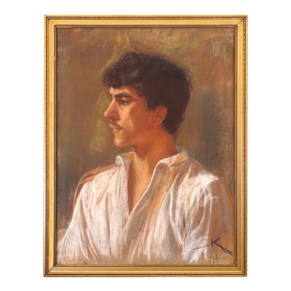 Peder Severin Krøyer (1851–1909), Pastell auf Leinwand. Porträt eines Bauernjungen aus den Pyrenäen. Signiert und datiert „S K Luchon – 86“. Lichtmaße: 64x48cmMit Rahmen: 70,5x54cm