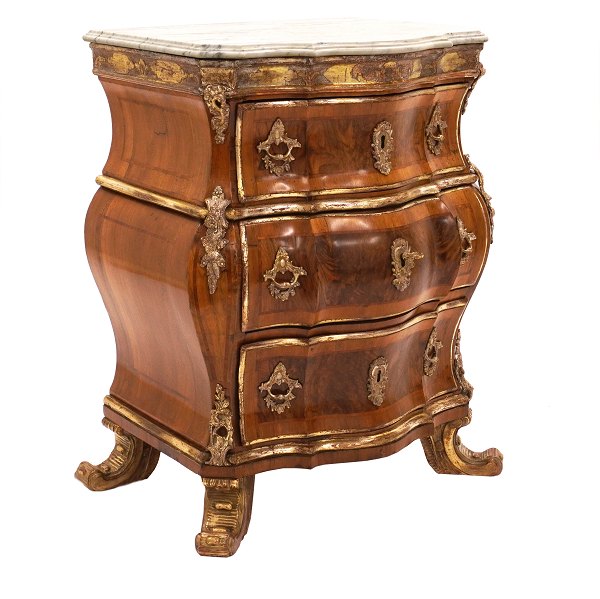 Signierte Nussbaumfurnierte Kommode mit Marmorplatte von Mathias Ortmann, Kopenhagen, um 1750. H: 81,5cm. B Mitte: 64cm. B Fuss: 74cm. T: 48cm